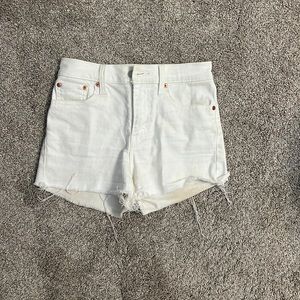 Levi’s white shorts size 25